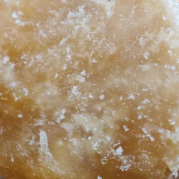 Crumble CBD ultra concentré (91%) avec une texture dorée cristallisée. Idéal pour une expérience intense et pure du CBD, par Amsterdam Quality