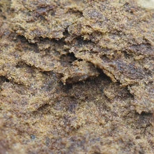 Gros plan sur la résine CBD Amsterdam H, texture riche et malléable. Un produit premium proposé par Amsterdam Quality