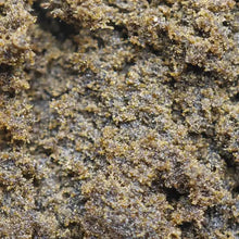 Gros plan sur la résine de CBN 28%, une résine puissante et riche en cannabinoïdes. Produit premium chez Amsterdam Quality