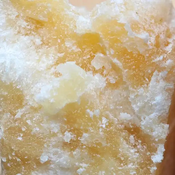 Wax CBG ultra pure à 44%, texture cristallisée et dorée. Idéale pour une consommation concentrée et puissante, par Amsterdam Quality