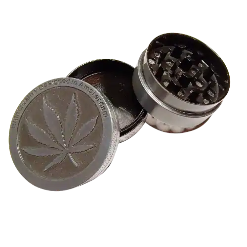 Vue rapprochée du Grinder gravé design feuille de cannabis - Amsterdam Quality