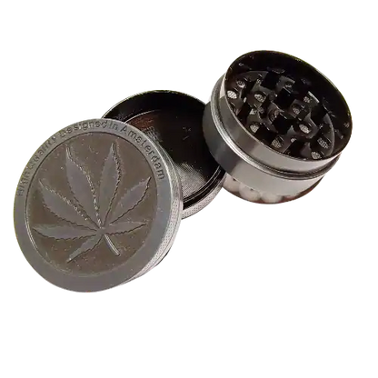 Vue rapprochée du Grinder gravé design feuille de cannabis - Amsterdam Quality