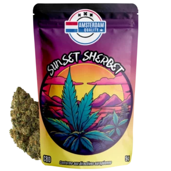 Emballage de Sunset Sherbet avec ses têtes de cannabis à côté, présenté par Amsterdam Quality.