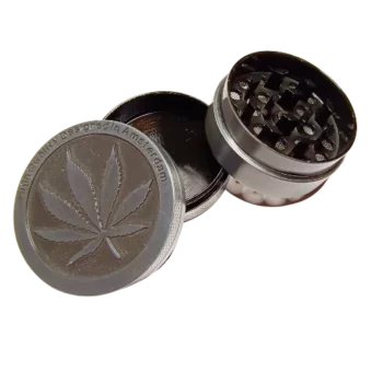 Vue rapprochée du Grinder gravé design feuille de cannabis - Amsterdam Quality