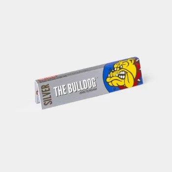 Feuilles à rouler ultra-fines The Bulldog Silver Slim avec filtres en carton. Format king-size, idéal pour une combustion lente et homogène. Accessoire indispensable pour les amateurs de CBD et de tabac.