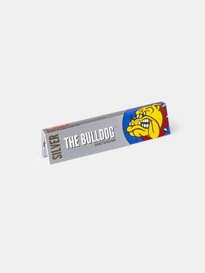 Feuilles à rouler ultra-fines The Bulldog Silver Slim avec filtres en carton. Format king-size, idéal pour une combustion lente et homogène. Accessoire indispensable pour les amateurs de CBD et de tabac.