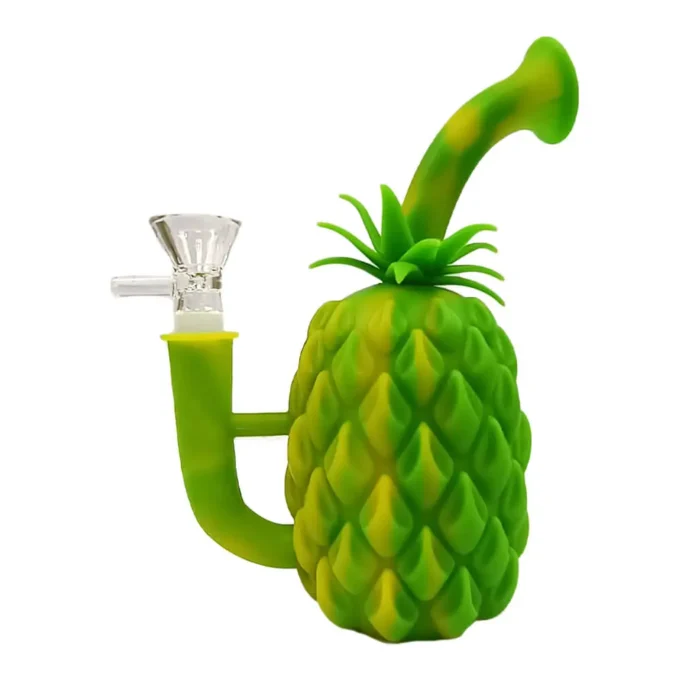 Bong en silicone en forme d’ananas, avec une cuillère en métal intégrée. Design fun et matériaux résistants pour une utilisation durable et une filtration efficace.