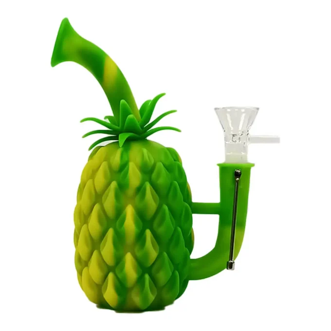 Bong en silicone en forme d’ananas, avec une cuillère en métal intégrée. Design fun et matériaux résistants pour une utilisation durable et une filtration efficace.